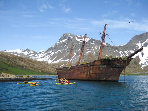 Remando ao lado do Bayard, navio naufragado em Ocean Harbour, na Geórgia do Sul